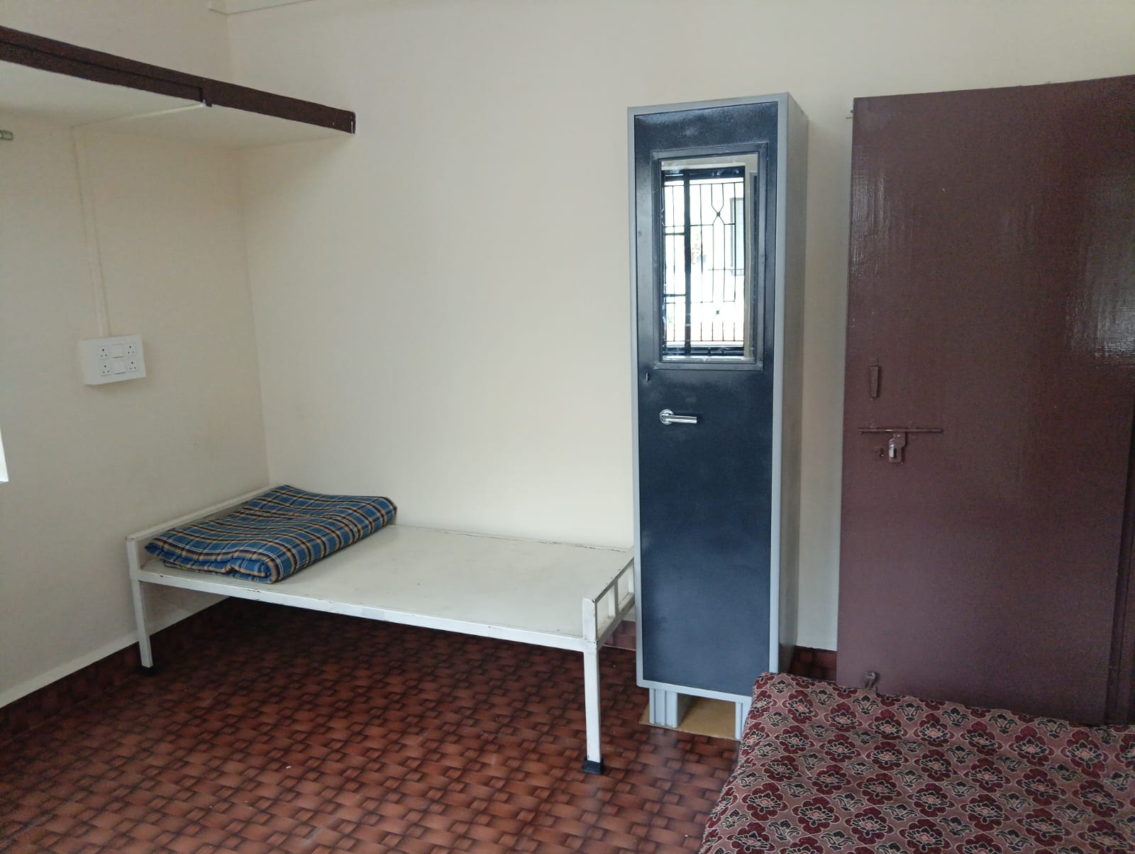 Single room with wardrobe and window at Queen Quatters PG near PCCOE Nigdi