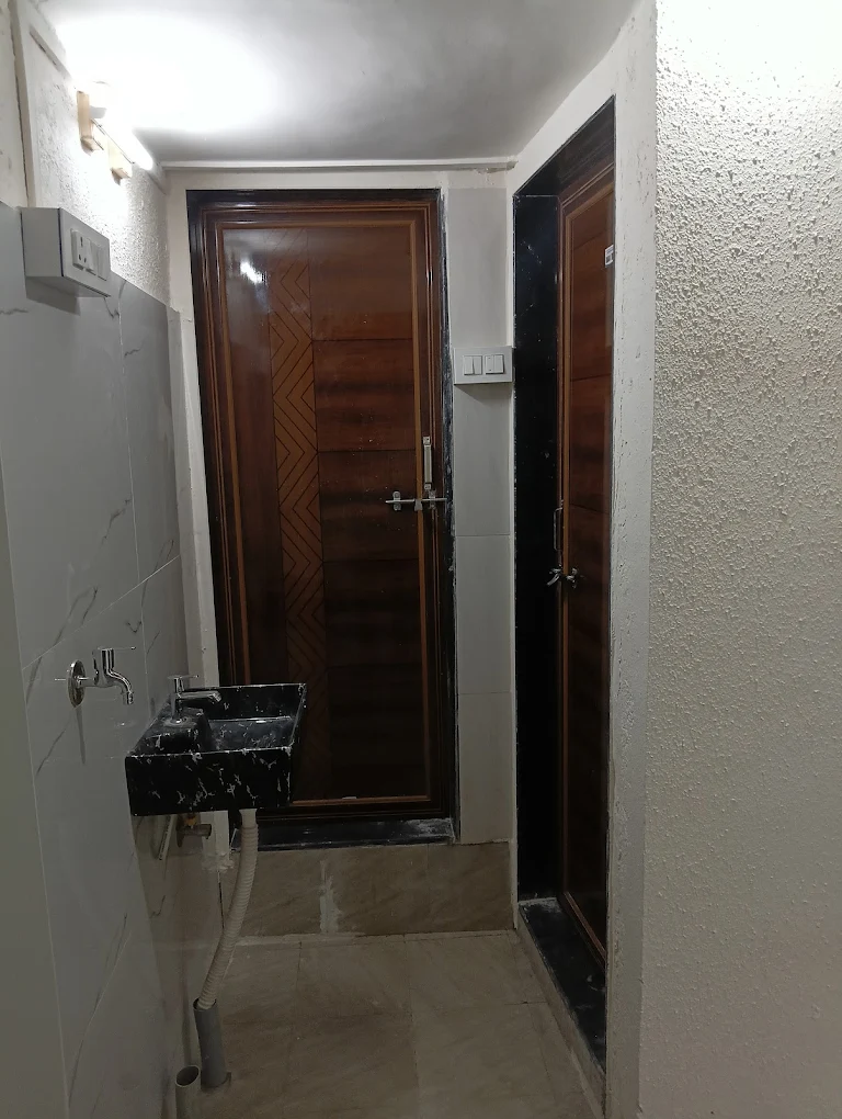 Well-maintained clean washroom at Queen Quatters PG Pradhikaran Nigdi